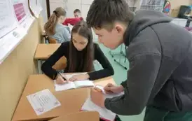 Uczniowie rozwiązują zadania walentynkowe. (6)