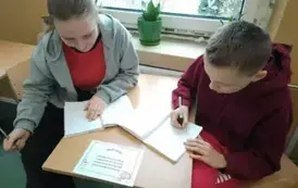 &Oacute;smoklasiści rozwiązują zadania walentynkowe