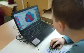 Uczeń wykonujący interaktywne zadania walentynkowe.
