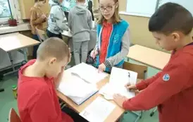 Czwartoklasiści rozwiązują zadania walentynkowe