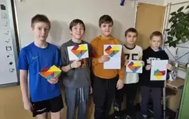 Chłopcy z klasy piątej z tangramowymi serduszkami
