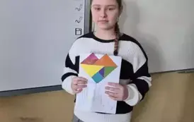 Uczennica klasy piątej prezentuje wykonaną przez siebie pracę