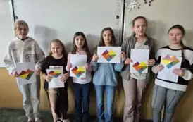 Dziewczynki z klasy piątej z tangramowymi serduszkami