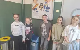 Dziewczynki z klasy piątej prezentują fryzury wykonane na szkolny dzień karnawału