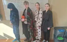 Uczniowie klasy &oacute;smej w piżamach