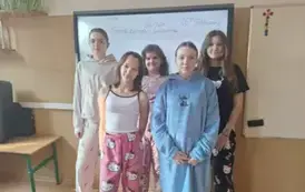 Uczennice z klasy &oacute;smej pozują do zdjęcia podczas piżamowego dnia