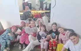 Uczennice klasy trzeciej z wychowawcą podczas szkolnego dnia piżamowego