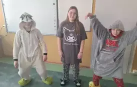 Uczniowie klasy sz&oacute;stej poczas piżamowego dnia