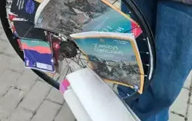 Koło od rowerowu z książkami
