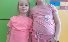 Dwie dziewczynki ubrane na r&oacute;żowo