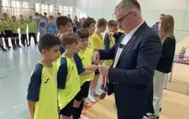 Drużyna odbiera medale za udziałw turnieju futsalowym