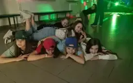 Uczennice klasy piątej podczas dyskoteki szkolnej