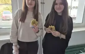 Dziewczynki z klasy si&oacute;dmej z pączkami