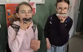 Dziewczynki z klasy czwartej jedzą pączki