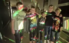 Chłopcy z klasy czwartej podczas dyskoteki szkolnej
