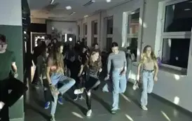 Dziewczyny z klasy &oacute;smej przedstawiają układ choreograficzny podczas dyskoteki szkolnej