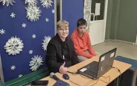 Dw&oacute;ch chłopc&oacute;w obsługuje sprzęt muzyczny podczas dyskoteki szkolnej