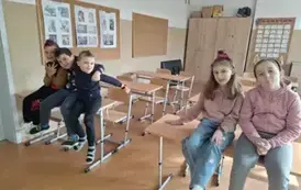 Uczniowie klasy drugiej pozują do zdjęcia w sali lekcyjnej