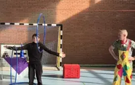 Chłopiec kręci hula hop przy użyciu dw&oacute;ch rąk