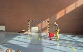 Mężczyzna jedzie slalomem na jednokołowym rowerze