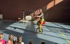 Mężczyzna w jedzie monocyklem