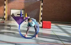 Dziewczyna kręci hula hop szyją