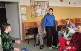 Uczniowie klasy &oacute;smej podczas zajęć z pierwszej pomocy