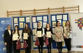 Zdobywcy nagrody w konkursie literackim pozują do zdjęcia z dyplomami
