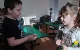 Chłopiec wręcza prezent koleżance z klasy
