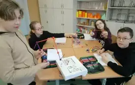Uczniowie prezentujący bryły Pi