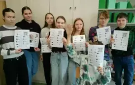 Uczniowie pokazują swoje kodowane prace