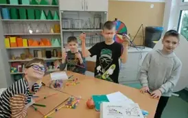Uczniowie stojący i pokazujący swoją bryłę