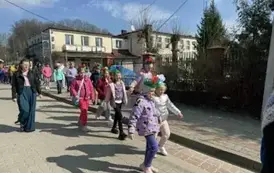 Dzieci w kolorowych opaskach na głowie spacerują w poszukiwaniu oznak wiosny