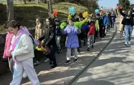 Uczniowie radośnie wymachuja pomponami