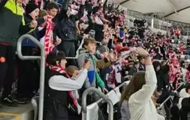 Uczniowie na trybunach podczas meczu reprezentacji Polski w piłkę nożną