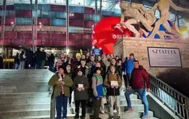 Grupa uczni&oacute;w wraz z opiekunem przed Stadionem Narodowym w Warszawie