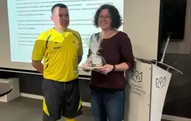 Zwyciężczyni dyktanda podczas wręczania nagrody