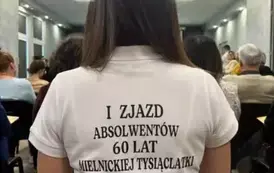 Koszulka z  napisem I Zjazd Absolwent&oacute;w 60 Lat Mielnickiej Tysiąclatki