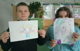 Uczniowie pokazują swoją pracę -drzewo pitagorejskie i fraktale