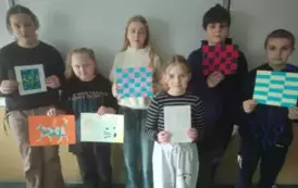 Uczniowie prezentują swoje prace-matematyczne mozaiki