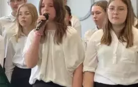 Uczennice występują na apelu.