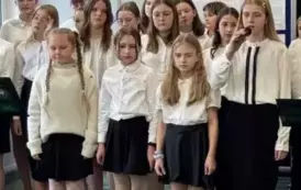 Dziewczynki śpiewają piosenkę.