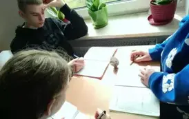 Uczniowie rozwiązujący wsp&oacute;lnie zadania