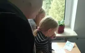 Uczniowie rozwiązujący zadania