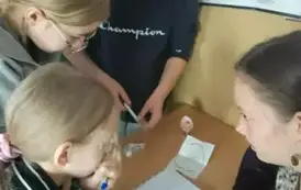 Uczniowie rozwiązujący zadania.