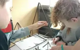 Uczniowie rozwiązujący zadanie