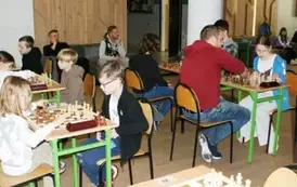 Uczniowie grają w szachy podczas turnieju