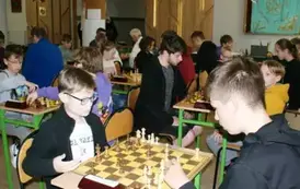 Uczestnicy turnieju szachowego rozgrywają partię szach&oacute;w