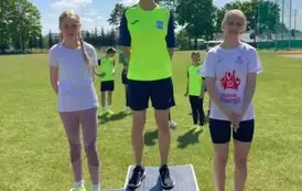 Dziewczynki na podium podczas zawod&oacute;w sportowych