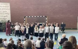 Uczniowie klasy drugiej recytują podczas występ&oacute;w z okazji Dnia Matki 